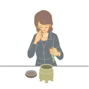 つまんだ香を押しいただきます。（宗派により異なります）