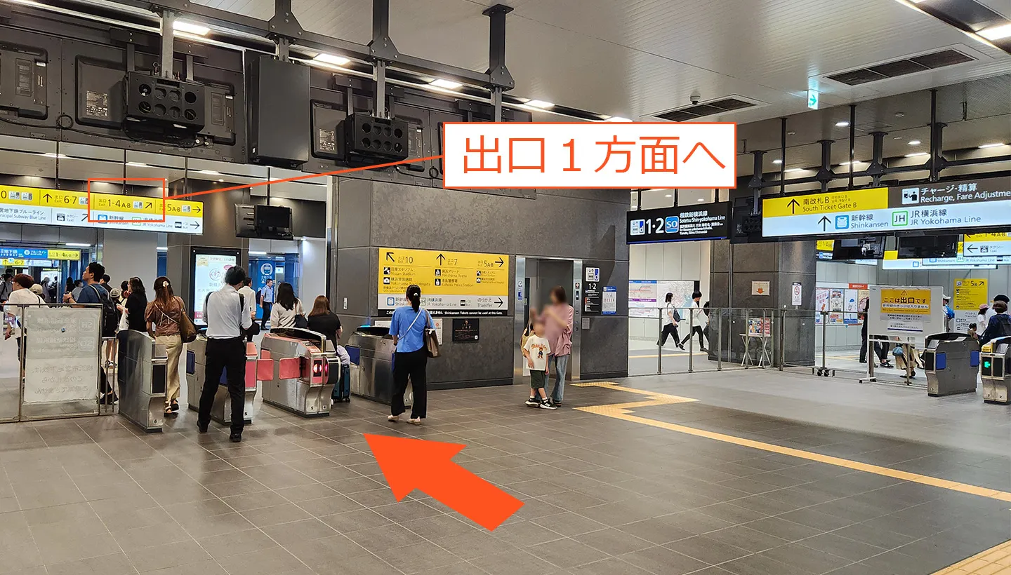 南改札Aを出て右手へ。【出口1】方面へ向かう。