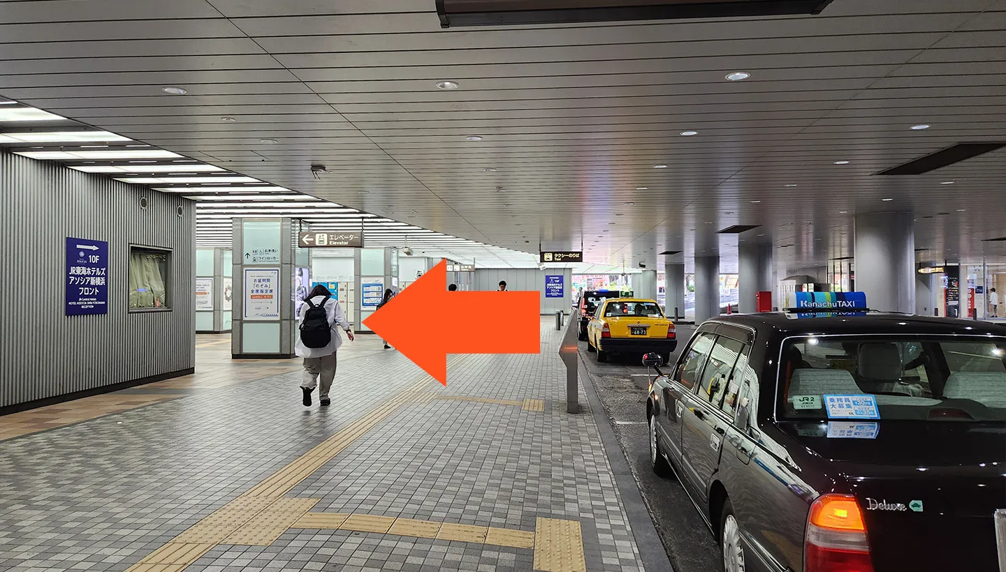 タクシー乗り場の途中を左に曲がる。