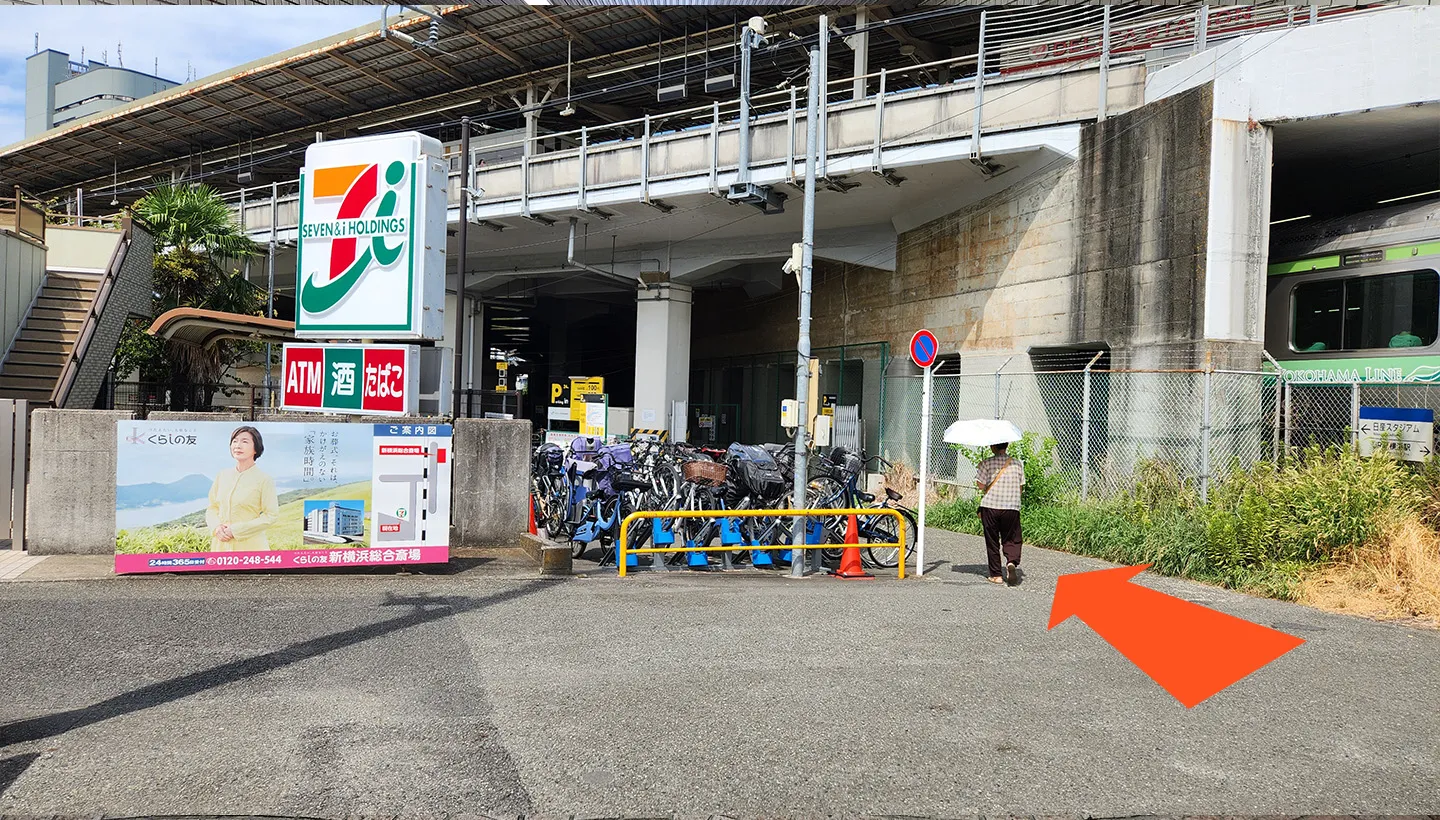 セブンイレブン横の道を進む。