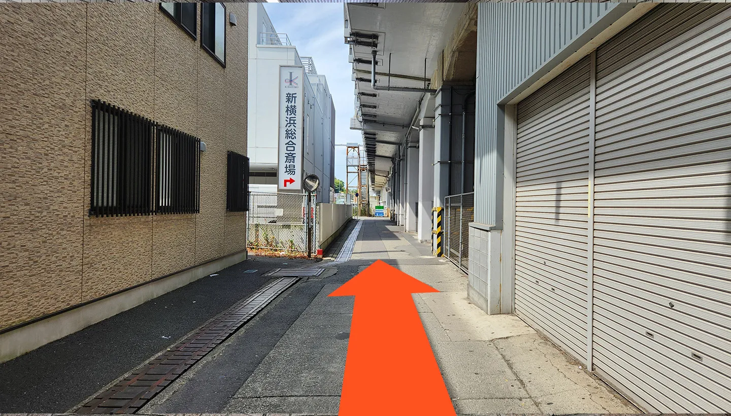 道なりに直進する。
