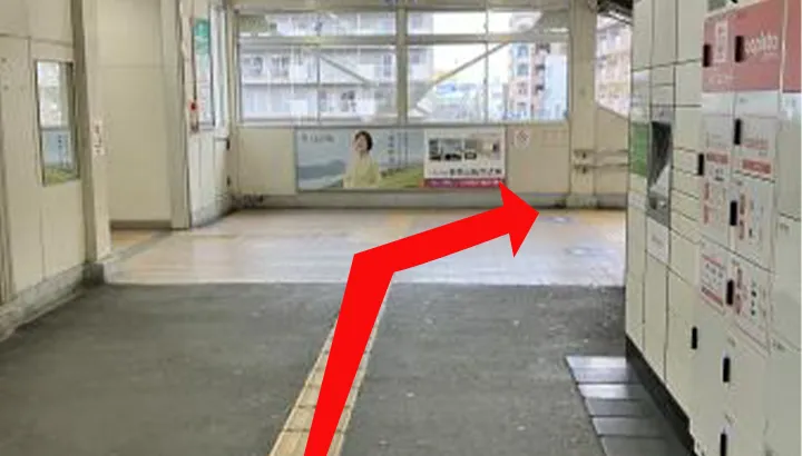 新狭山駅改札を出たら矢印の方向へ進み階段を下りる