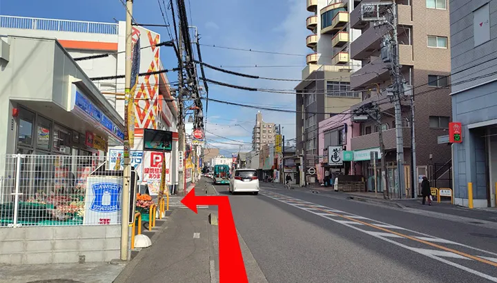 コンビニの先を左へ進む