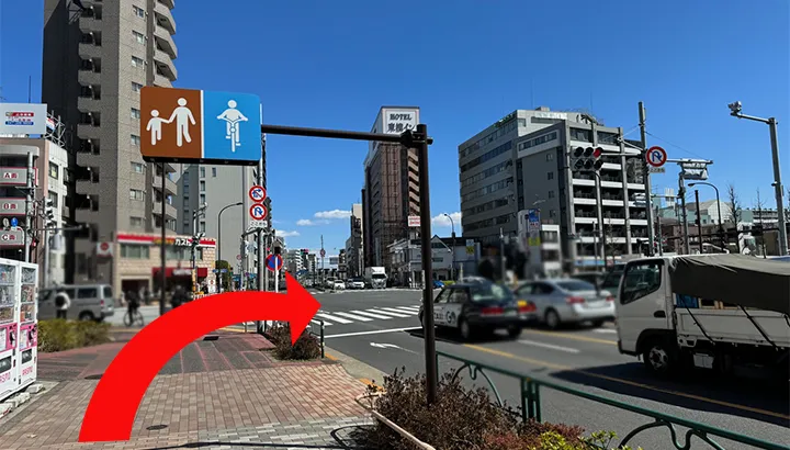横断歩道を矢印の方向へ右折する