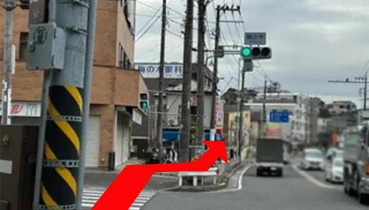 横断歩道を道なりに進む