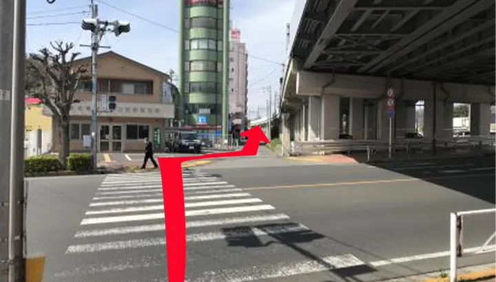 横断歩道を渡り矢印の方向へ進む