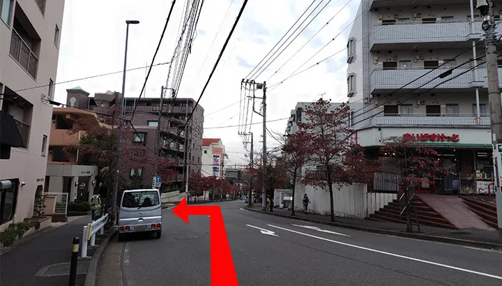 しばらく道なりに直進しマンションの手前を左折する