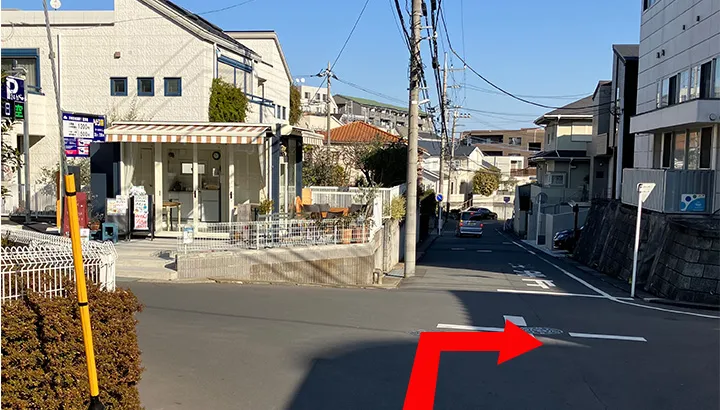 店舗がある十字路を右折する