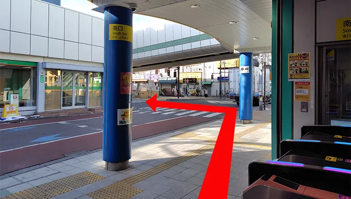 改札を出たら右へ進み、 正面の大通りを左に曲がる