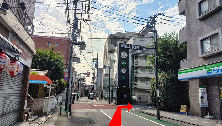ファミリーマートの先を右折する