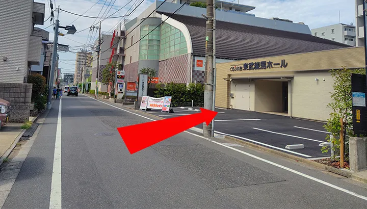 道なりに進むと、右手側に東武練馬ホールが見えます。