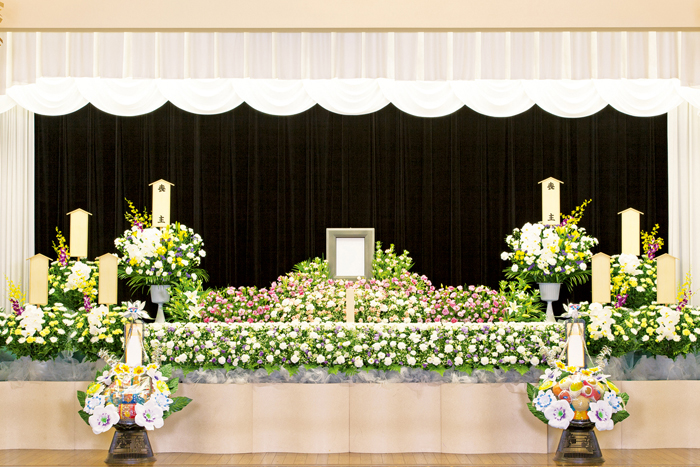 葬儀で供花を贈るときのマナーと相場 | 株式会社くらしの友