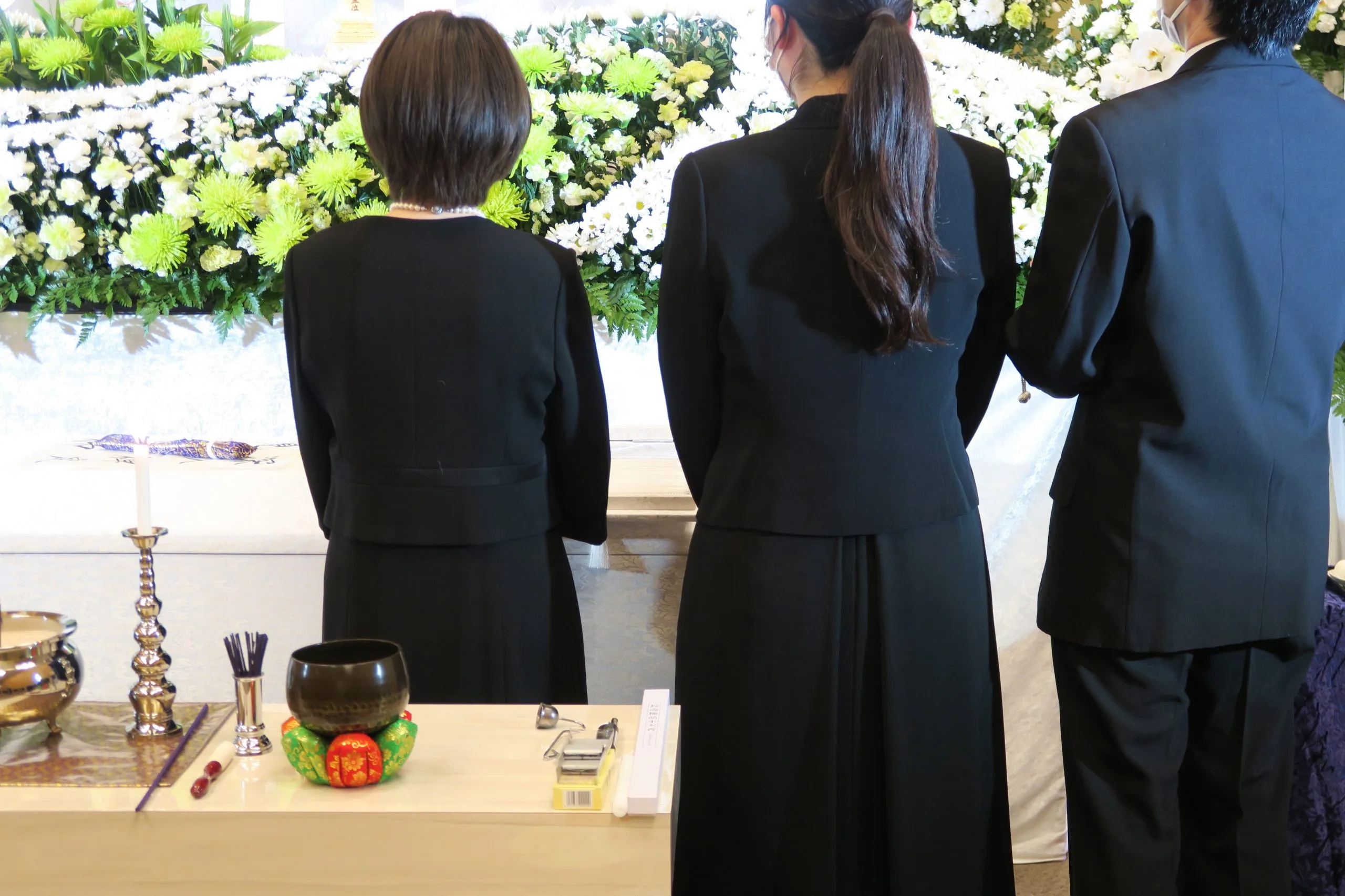 家族葬に供花を贈ってもよい?知っておきたい基本マナーを解説 | 株式会社くらしの友
