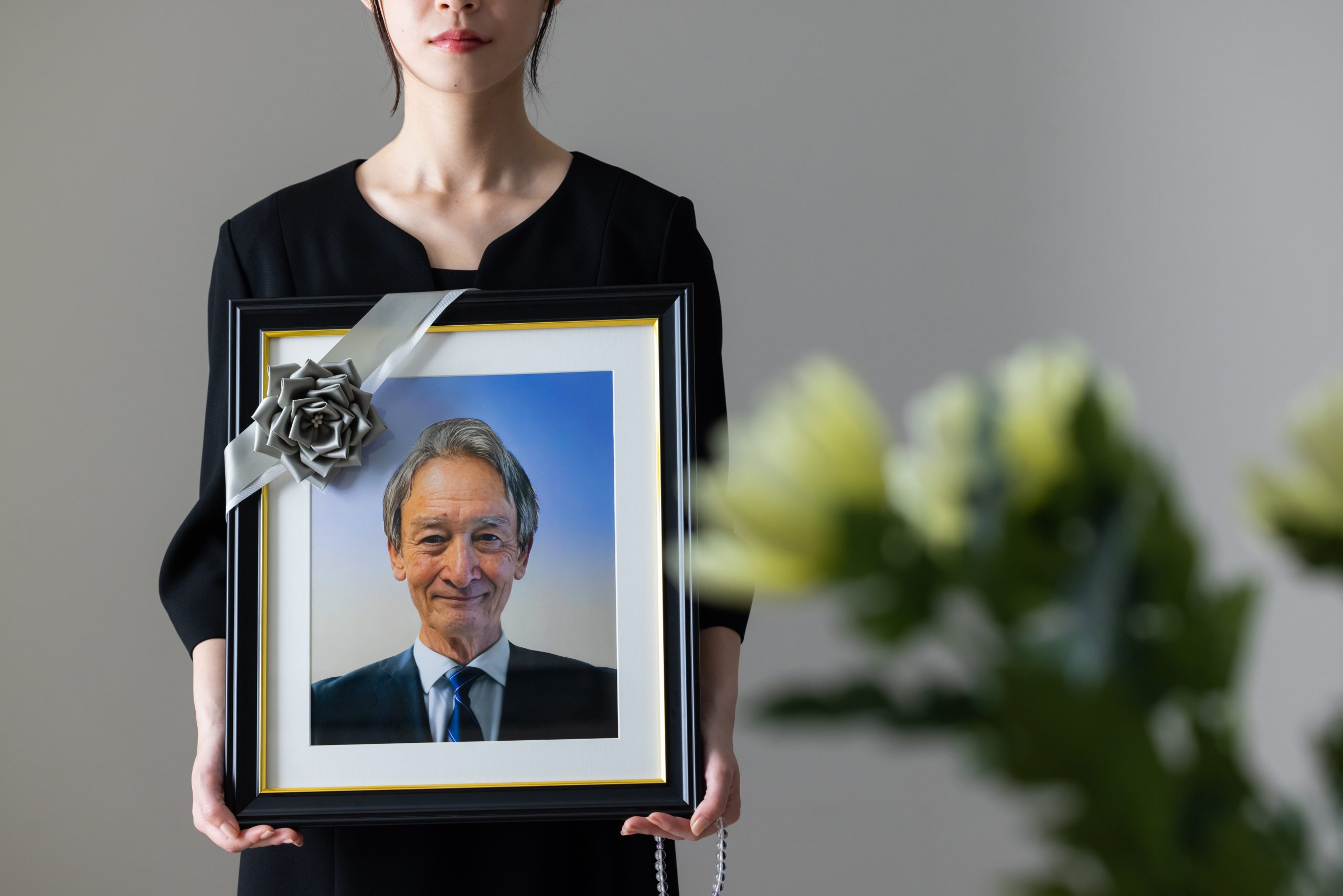 遺影とは?写真を選ぶ際の注意点や、飾り方を解説 | 株式会社くらしの友
