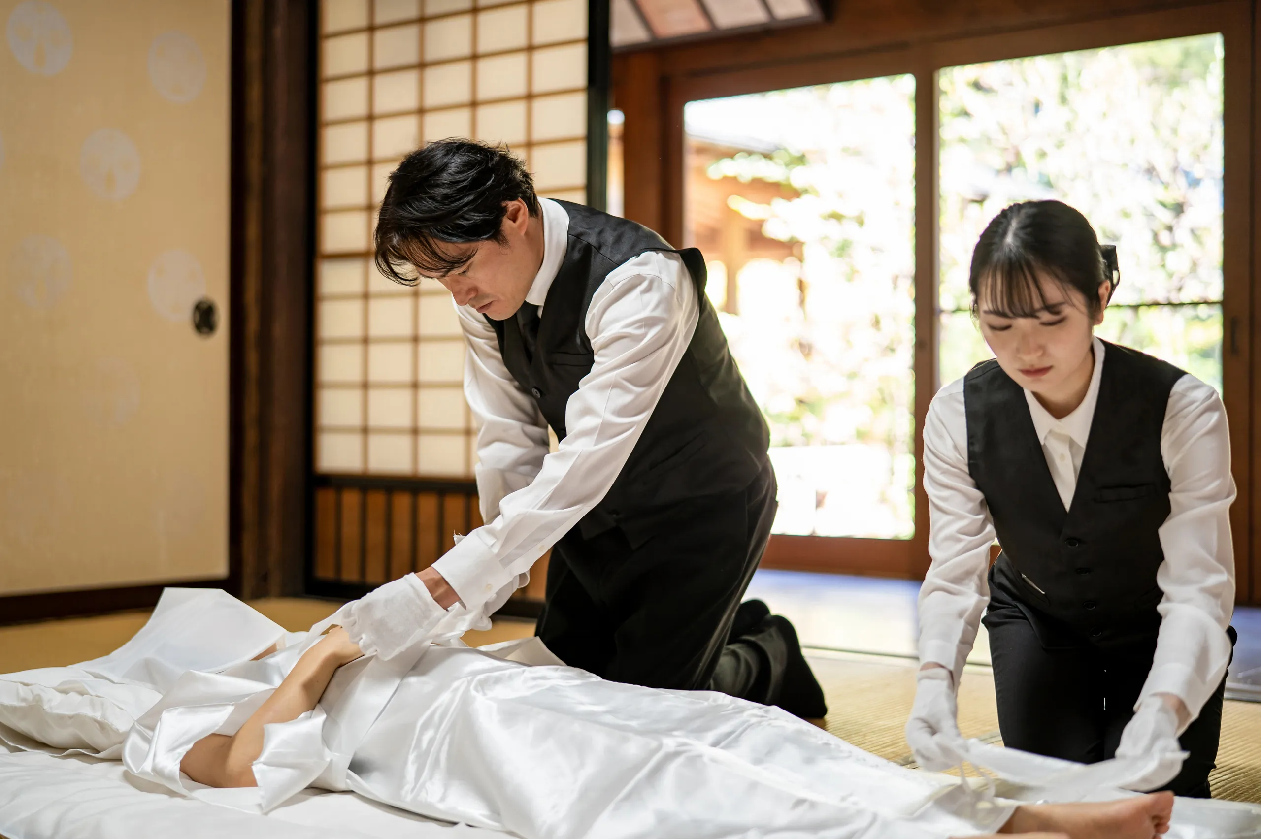 お葬式の湯灌とは?湯灌の流れや儀式の意味、参加するときの服装やマナーを解説 | 株式会社くらしの友